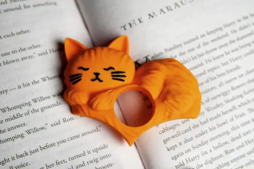 Loafing Cat Thumb Page Holder