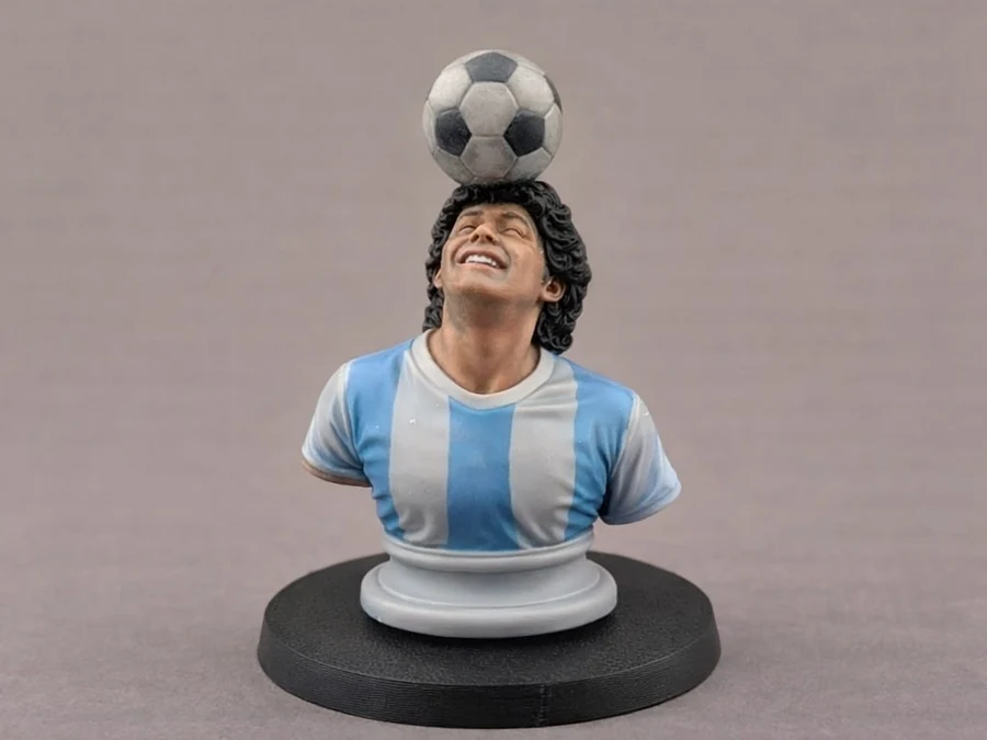Yound+Diego+Maradona+with+the+ball